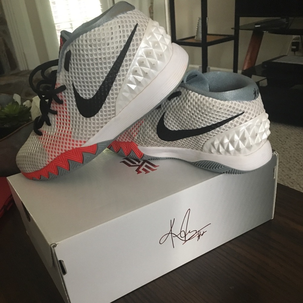 Size Men 7 Kyrie basketball sneakers